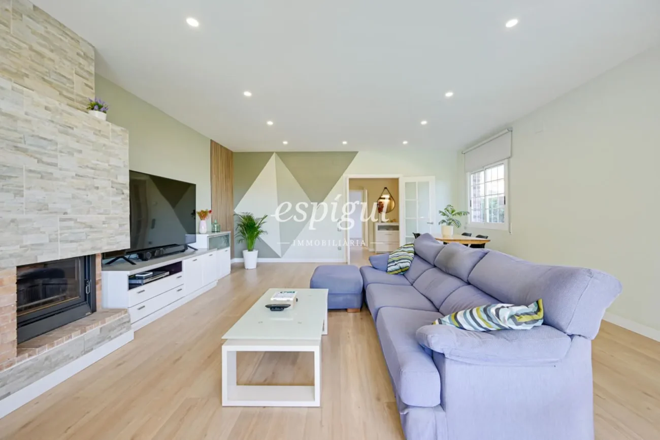 Encantadora casa pareada en Tiana con jardín privado, buhardilla y vistas al mar