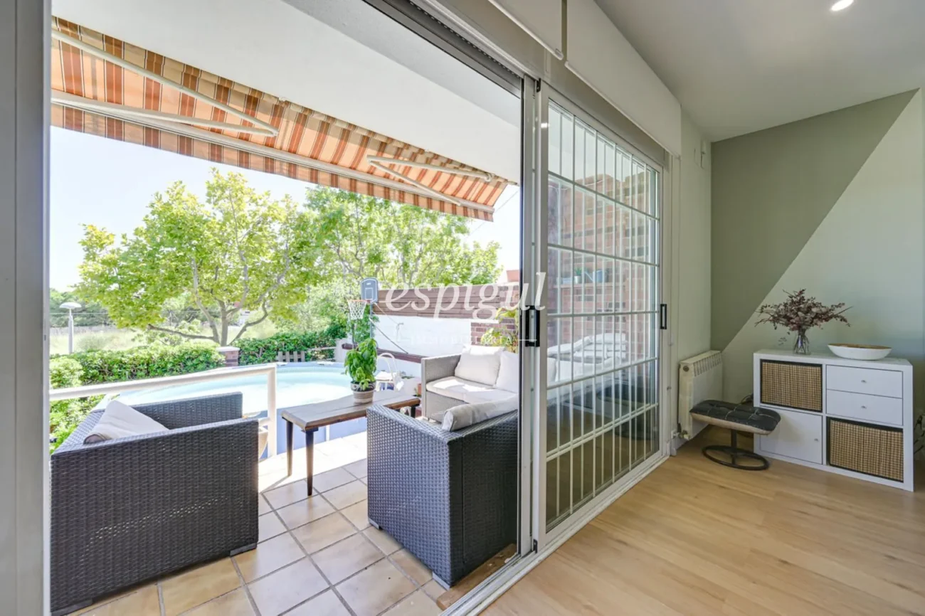 Encantadora casa pareada en Tiana con jardín privado, buhardilla y vistas al mar
