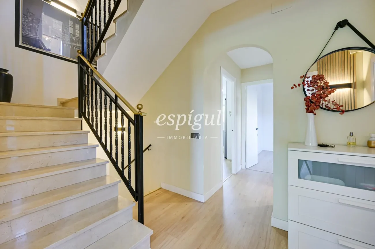 Encantadora casa pareada en Tiana con jardín privado, buhardilla y vistas al mar