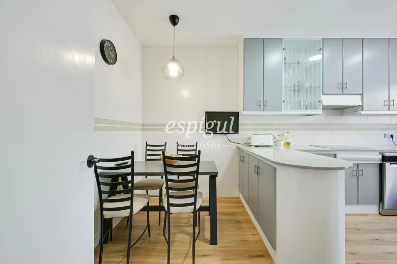 Encantadora casa pareada en Tiana con jardín privado, buhardilla y vistas al mar