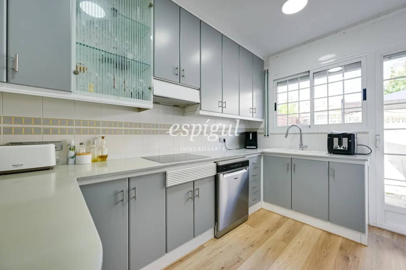 Encantadora casa pareada en Tiana con jardín privado, buhardilla y vistas al mar
