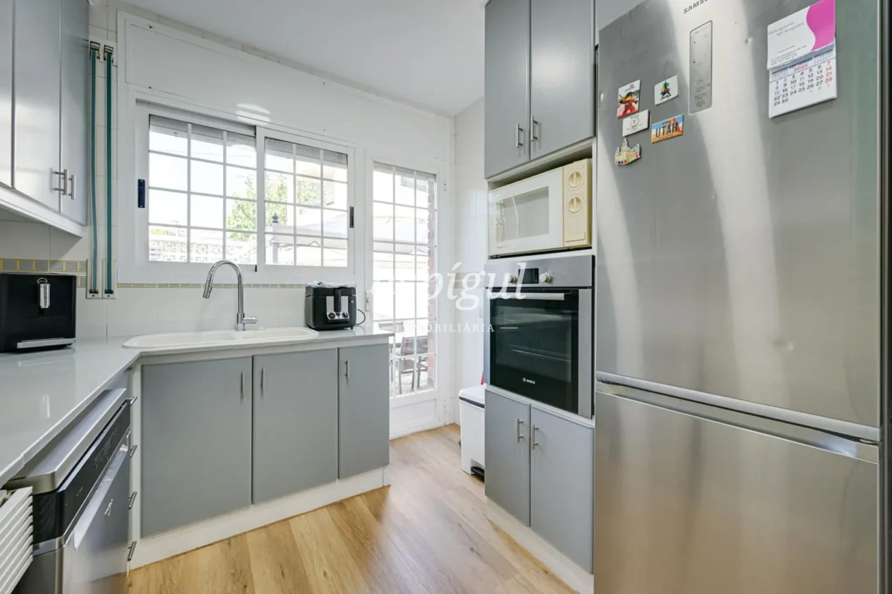 Encantadora casa pareada en Tiana con jardín privado, buhardilla y vistas al mar