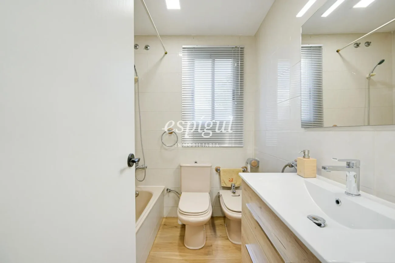 Encantadora casa pareada en Tiana con jardín privado, buhardilla y vistas al mar