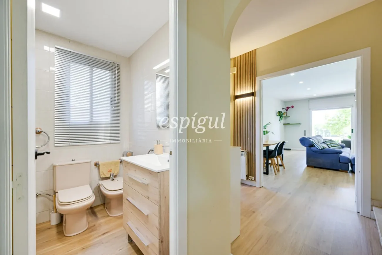 Encantadora casa pareada en Tiana con jardín privado, buhardilla y vistas al mar