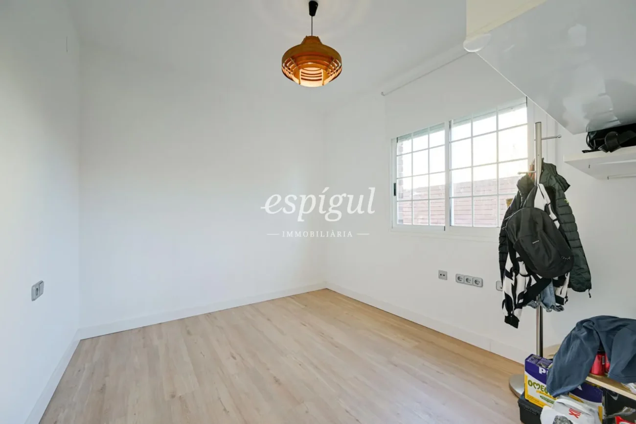 Encantadora casa pareada en Tiana con jardín privado, buhardilla y vistas al mar