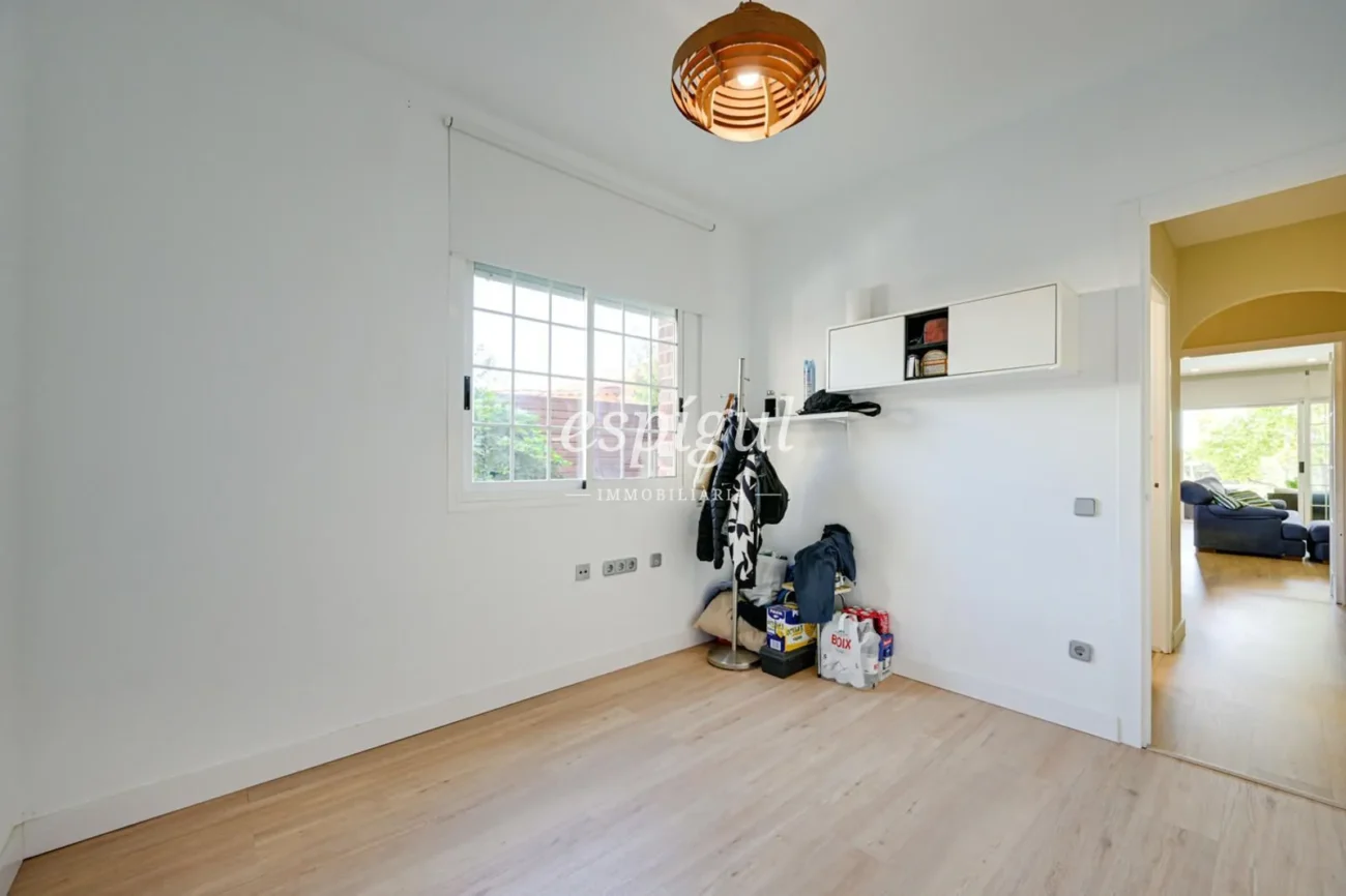 Encantadora casa pareada en Tiana con jardín privado, buhardilla y vistas al mar