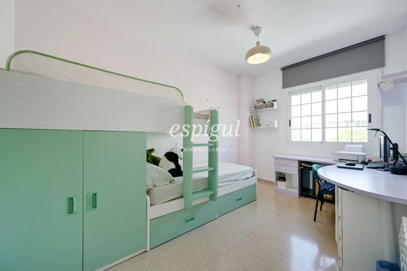 Encantadora casa pareada en Tiana con jardín privado, buhardilla y vistas al mar