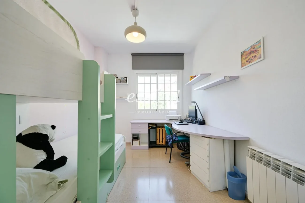 Encantadora casa pareada en Tiana con jardín privado, buhardilla y vistas al mar