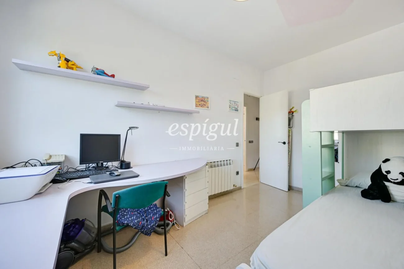 Encantadora casa pareada en Tiana con jardín privado, buhardilla y vistas al mar