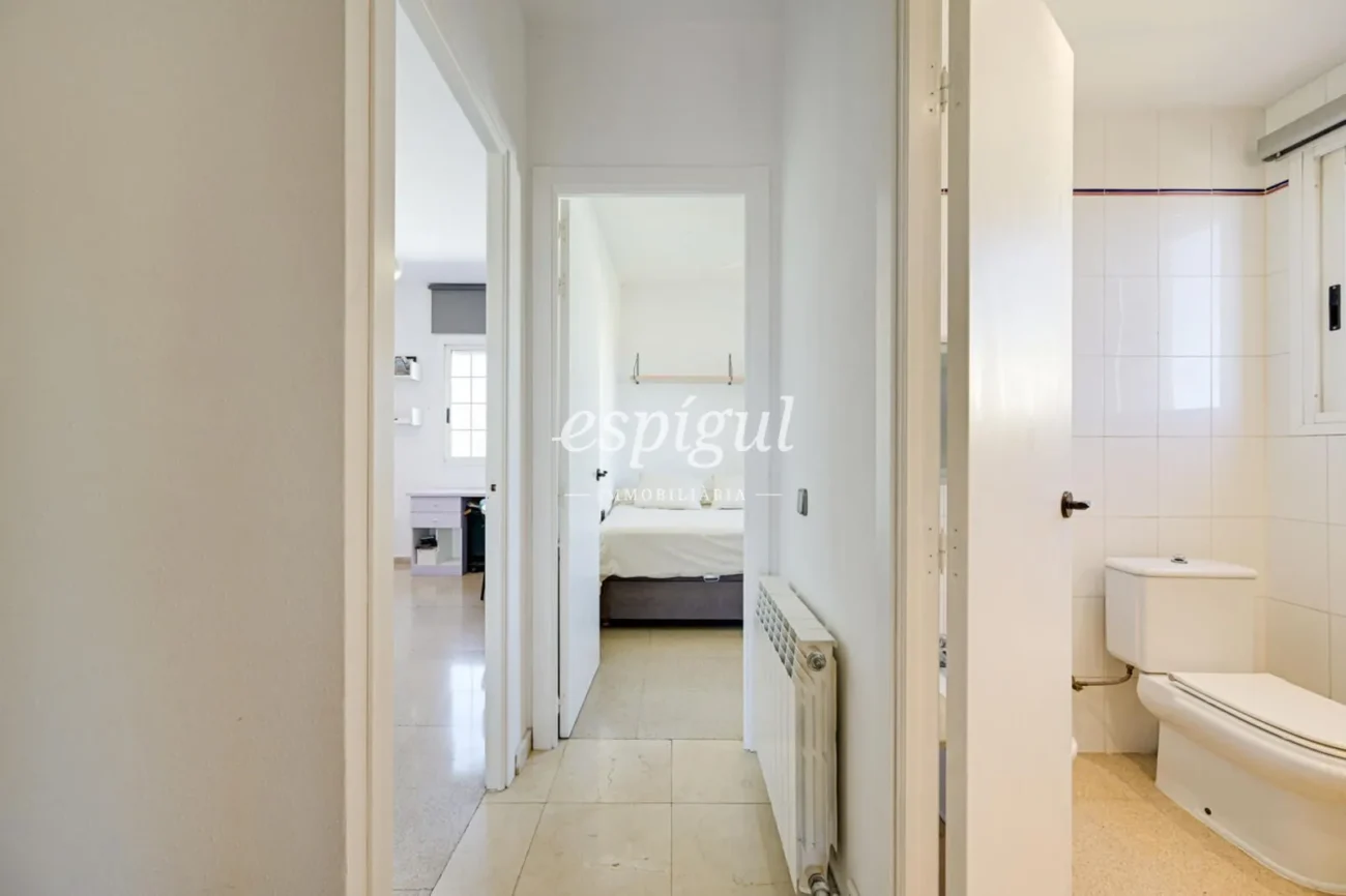 Encantadora casa pareada en Tiana con jardín privado, buhardilla y vistas al mar