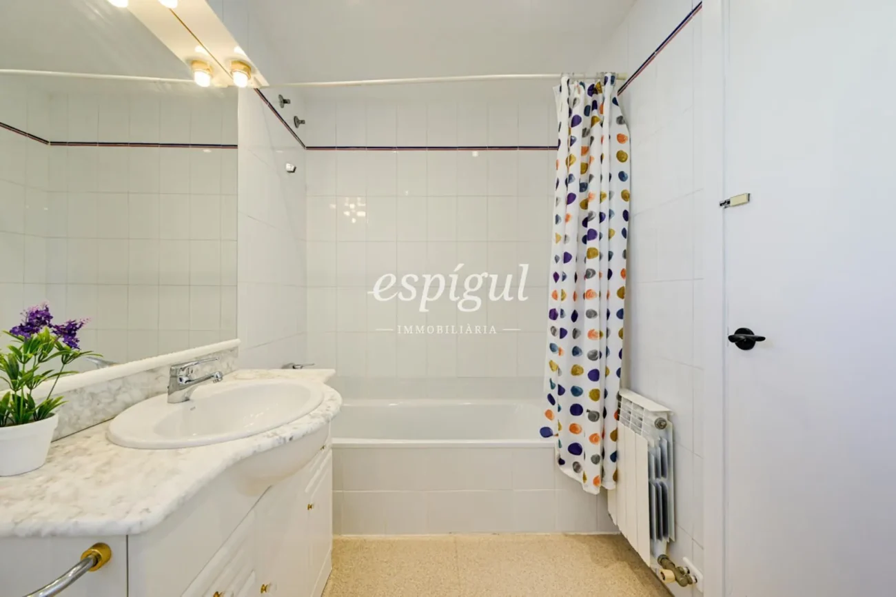 Encantadora casa pareada en Tiana con jardín privado, buhardilla y vistas al mar
