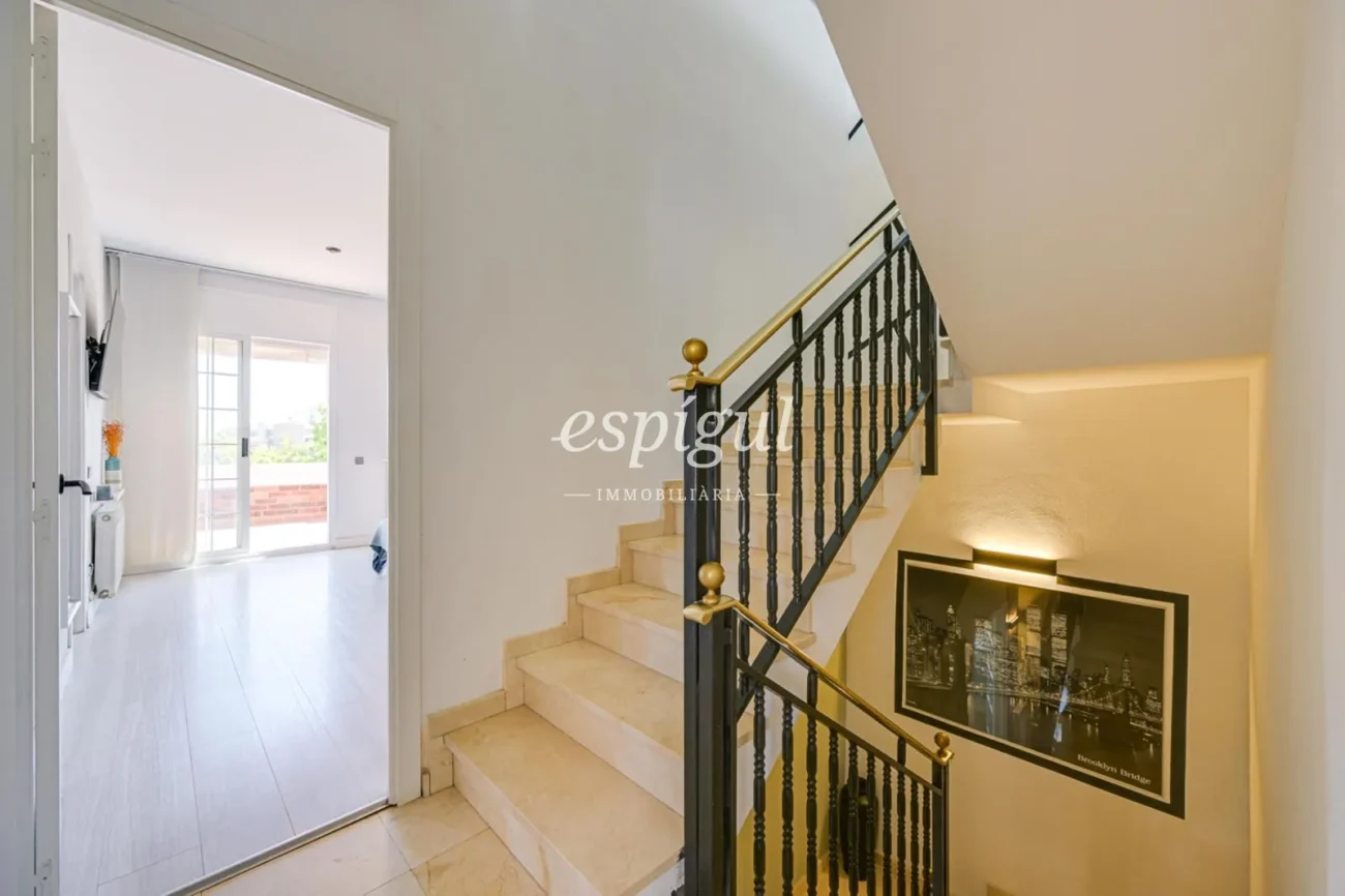 Encantadora casa pareada en Tiana con jardín privado, buhardilla y vistas al mar