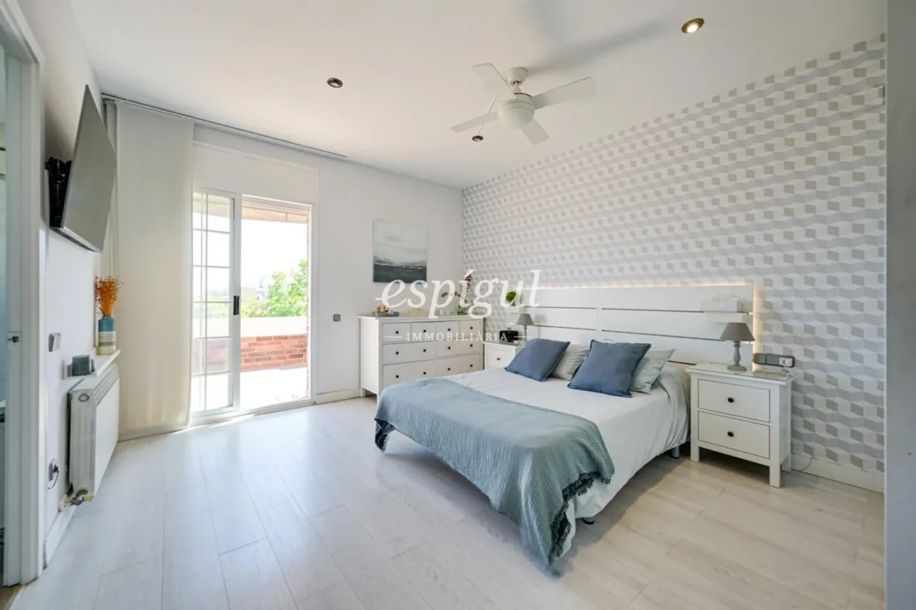 Encantadora casa pareada en Tiana con jardín privado, buhardilla y vistas al mar