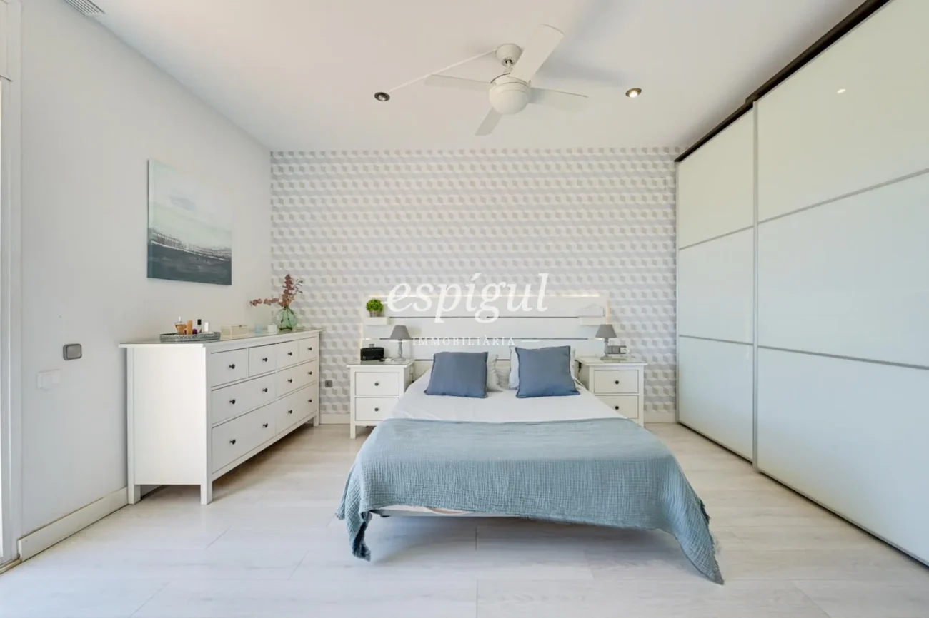 Encantadora casa pareada en Tiana con jardín privado, buhardilla y vistas al mar