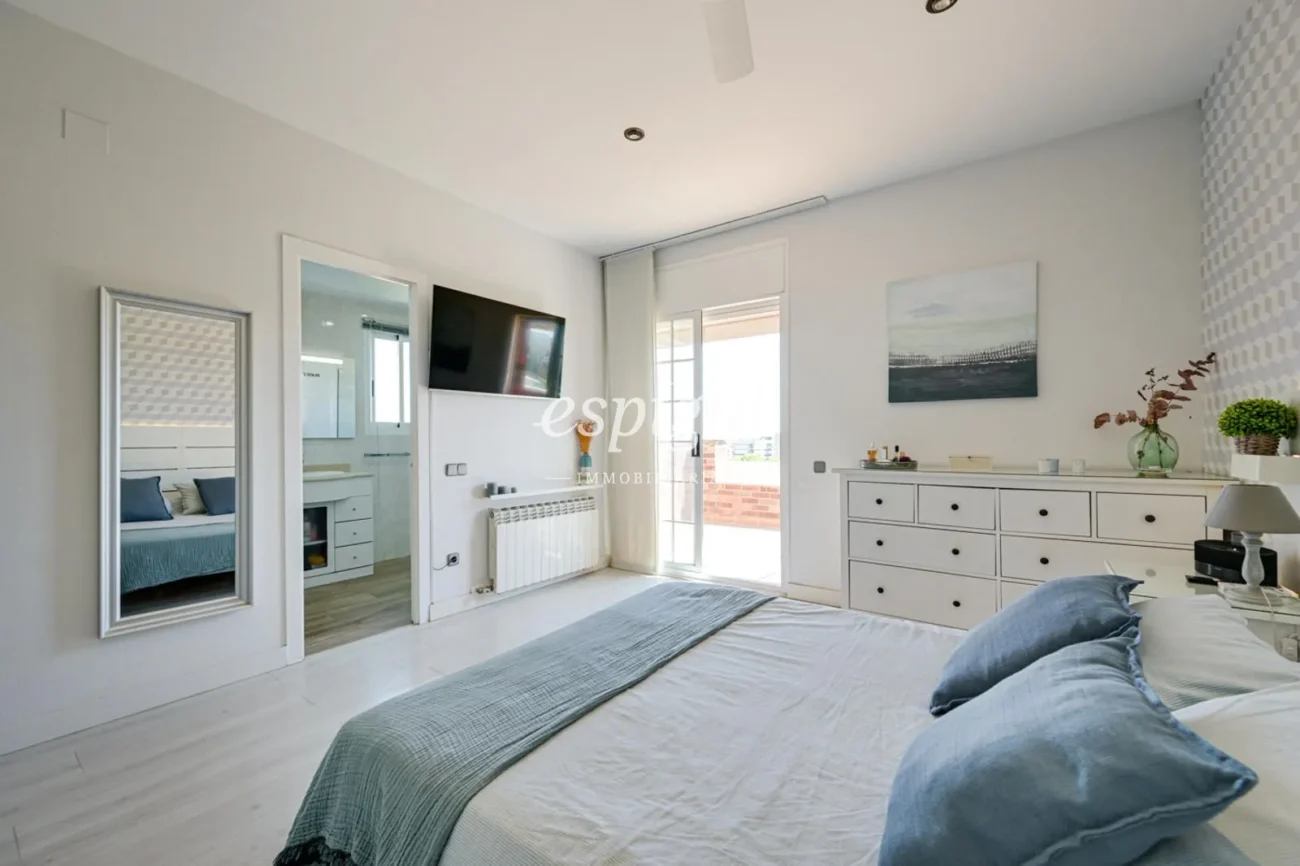 Encantadora casa pareada en Tiana con jardín privado, buhardilla y vistas al mar
