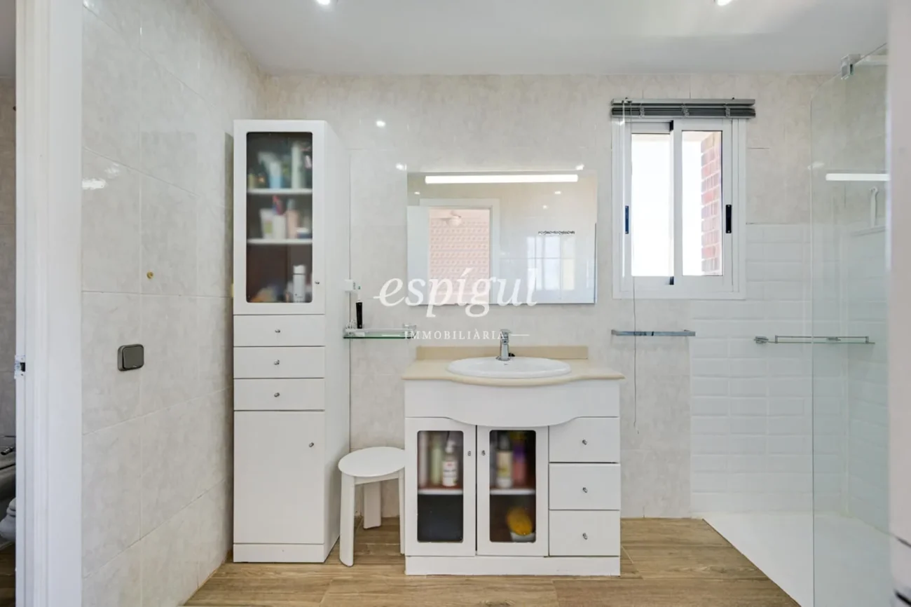 Encantadora casa pareada en Tiana con jardín privado, buhardilla y vistas al mar