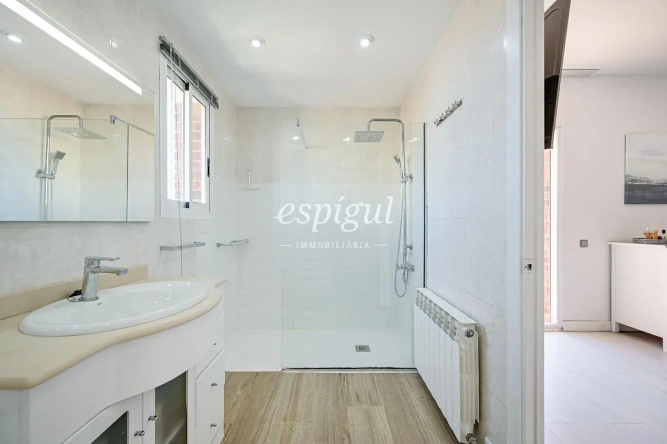 Encantadora casa pareada en Tiana con jardín privado, buhardilla y vistas al mar