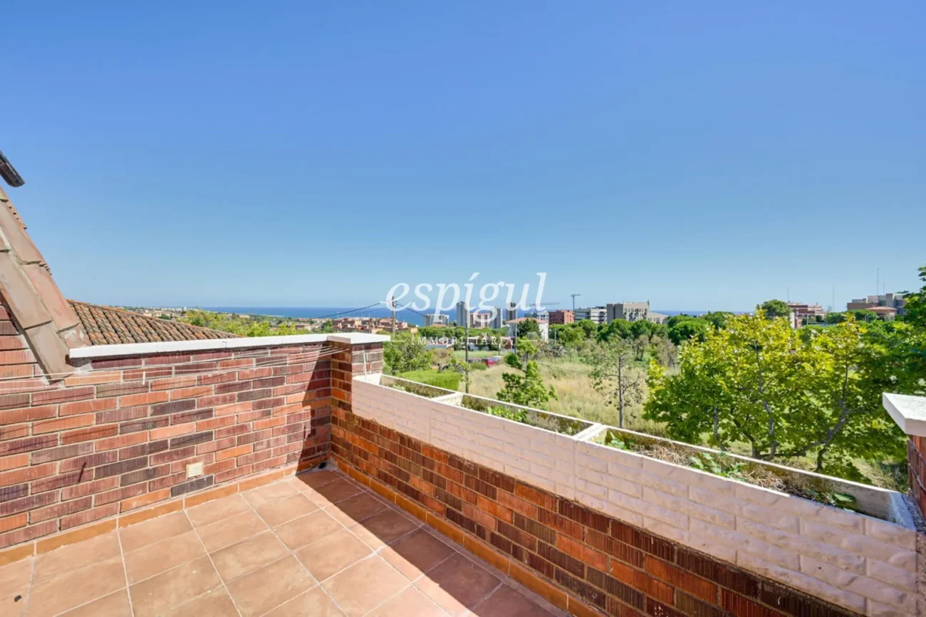 Encantadora casa pareada en Tiana con jardín privado, buhardilla y vistas al mar