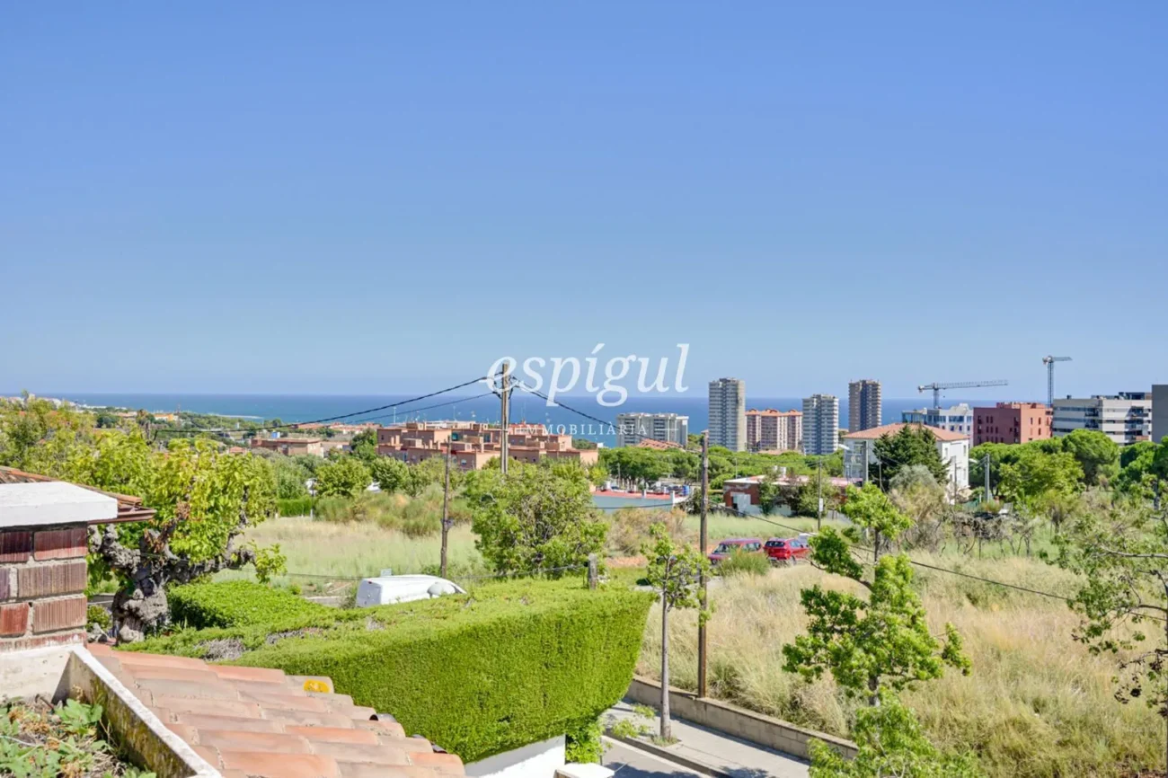 Encantadora casa pareada en Tiana con jardín privado, buhardilla y vistas al mar