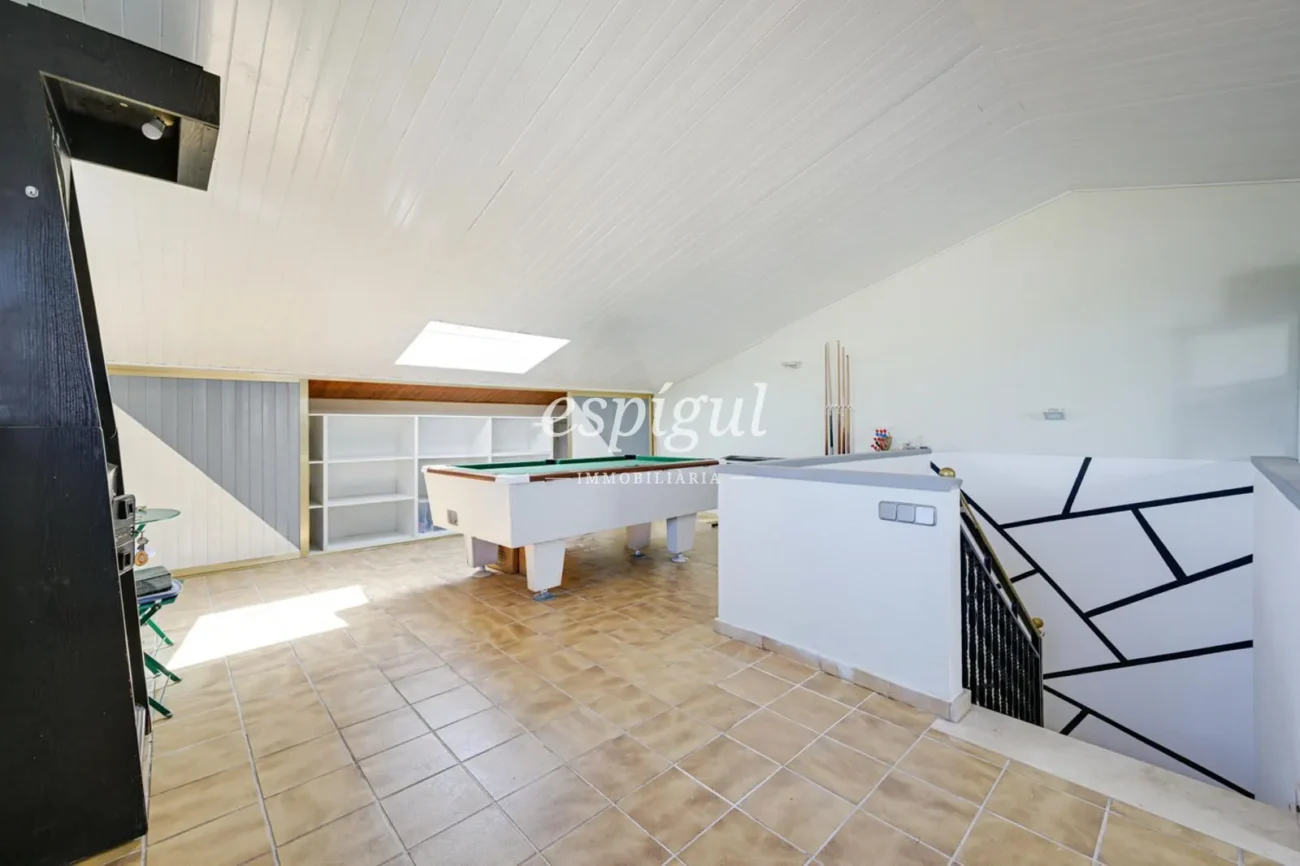 Encantadora casa pareada en Tiana con jardín privado, buhardilla y vistas al mar