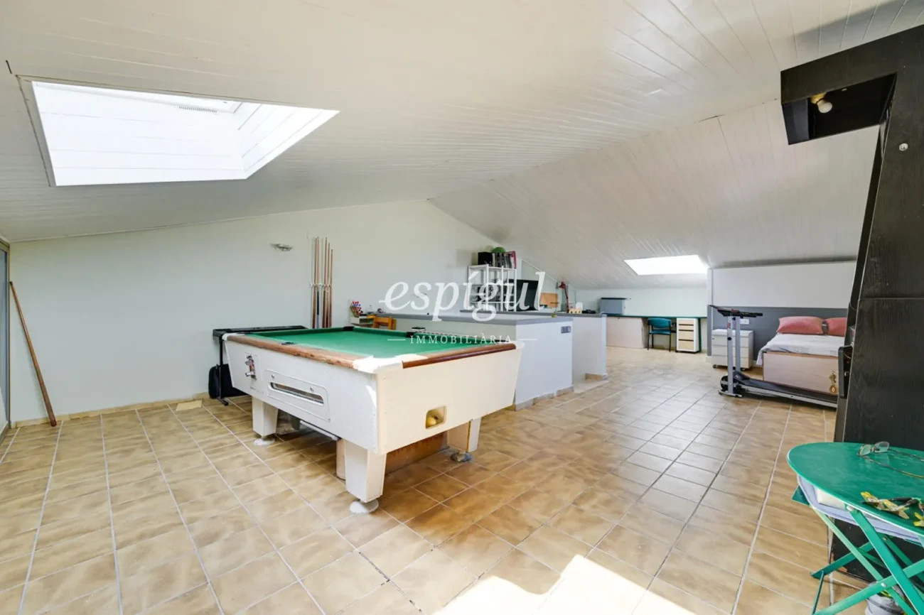 Encantadora casa pareada en Tiana con jardín privado, buhardilla y vistas al mar