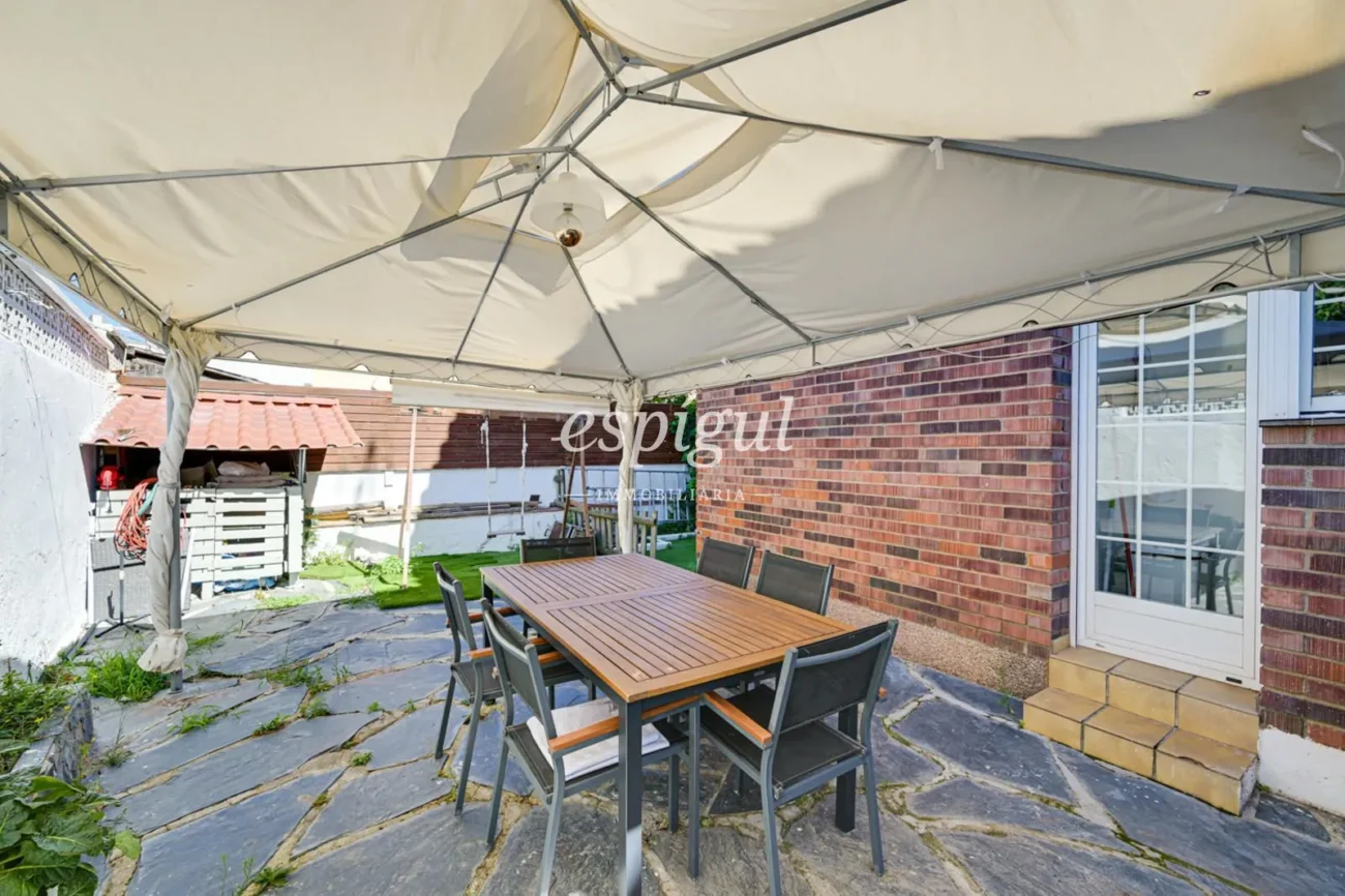 Encantadora casa pareada en Tiana con jardín privado, buhardilla y vistas al mar