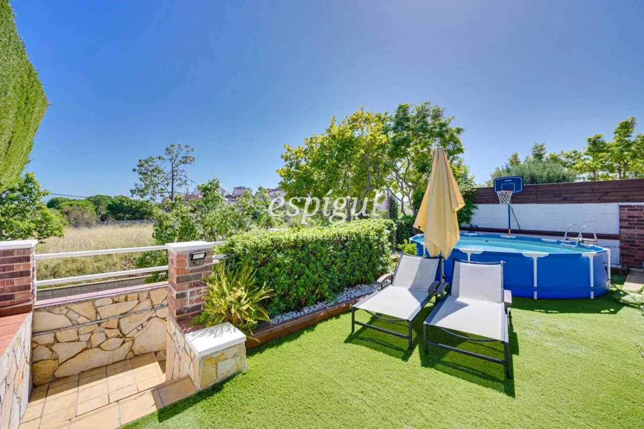Encantadora casa pareada en Tiana con jardín privado, buhardilla y vistas al mar