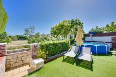 Encantadora casa pareada en Tiana con jardín privado, buhardilla y vistas al mar