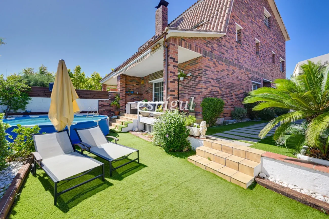 Charmante maison jumelée à Tiana avec jardin privé, combles et vue sur la mer