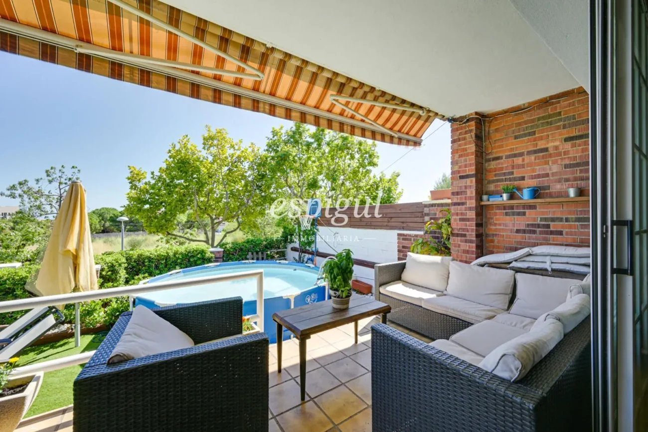 Encantadora casa pareada en Tiana con jardín privado, buhardilla y vistas al mar