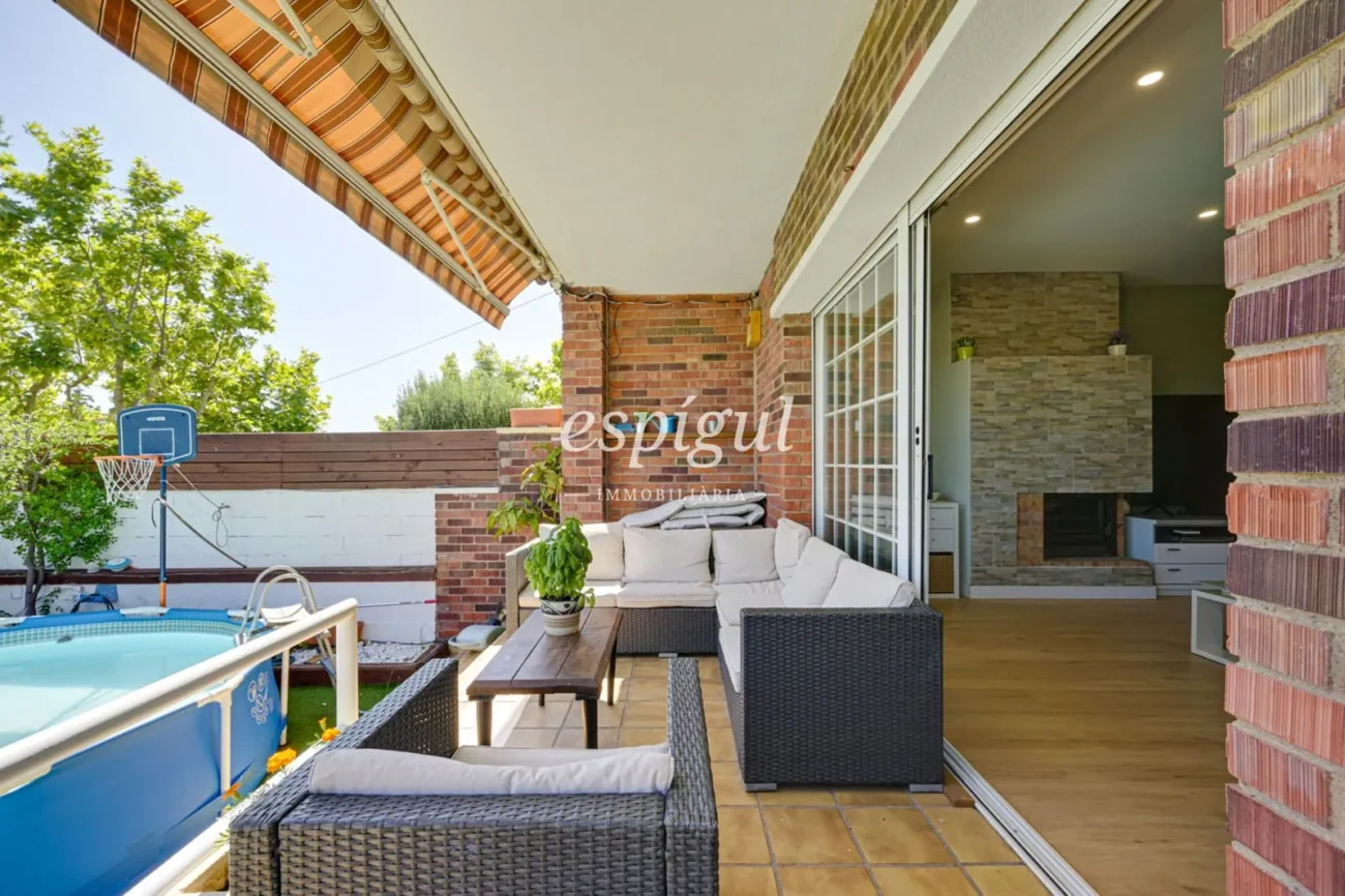 Encantadora casa pareada en Tiana con jardín privado, buhardilla y vistas al mar