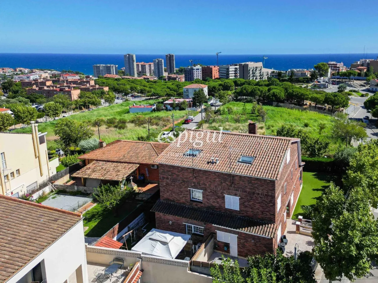 Encantadora casa pareada en Tiana con jardín privado, buhardilla y vistas al mar