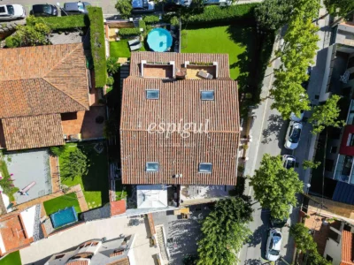 Encantadora casa pareada en Tiana con jardín privado, buhardilla y vistas al mar