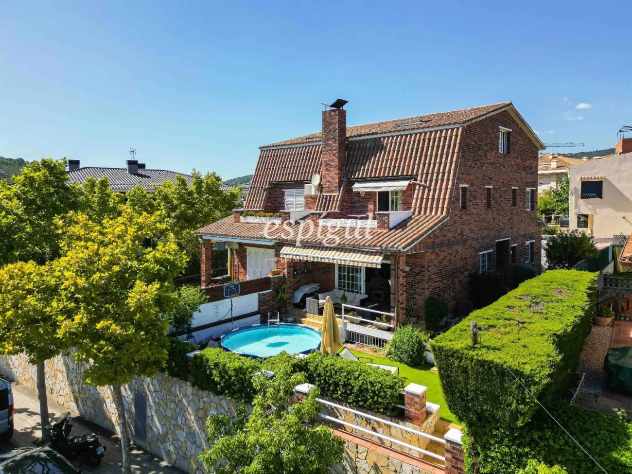 Charmante maison jumelée à Tiana avec jardin privé, combles et vue sur la mer
