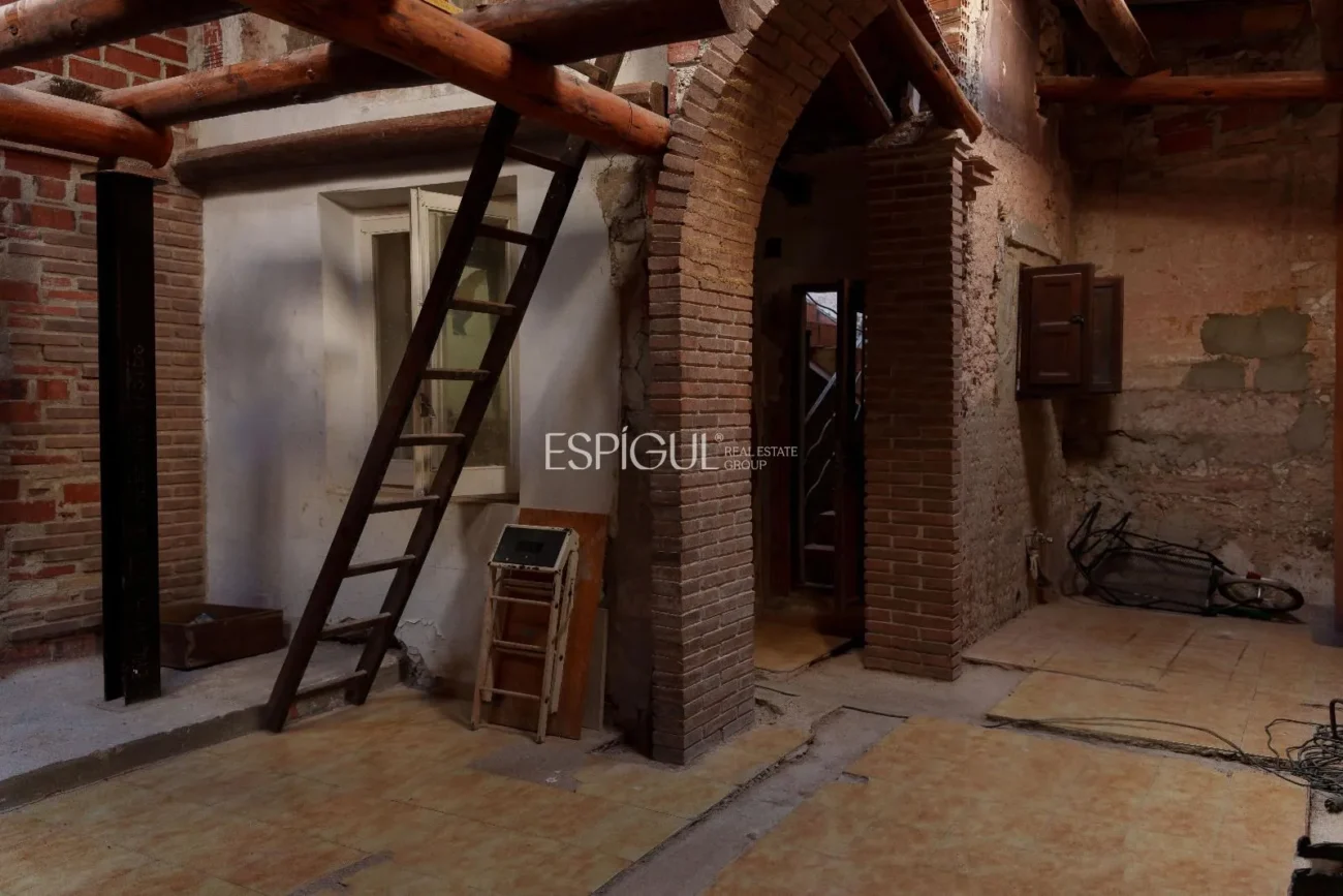 Studio apartment in Sant Daniel in need of renovation