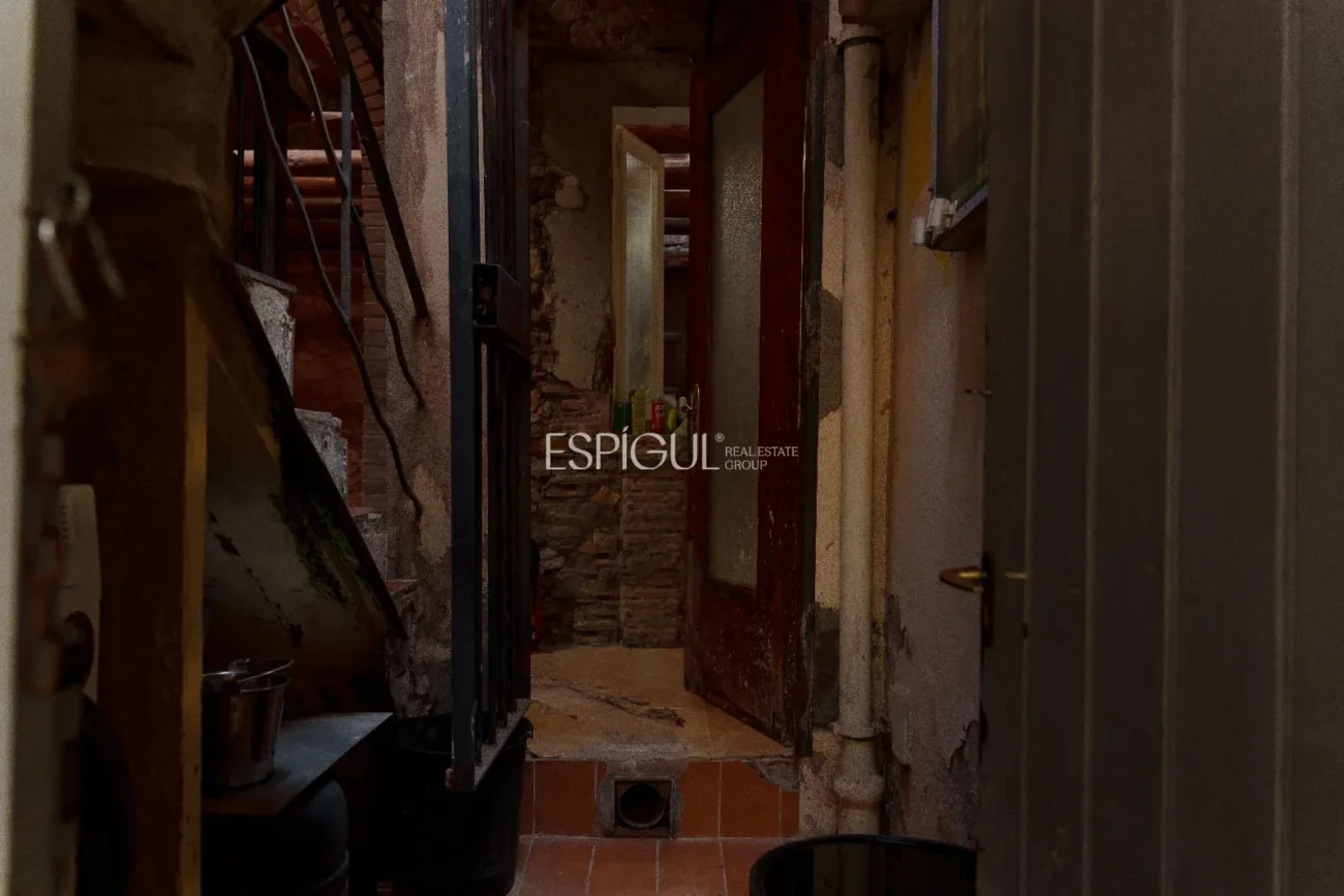 Studio apartment in Sant Daniel in need of renovation