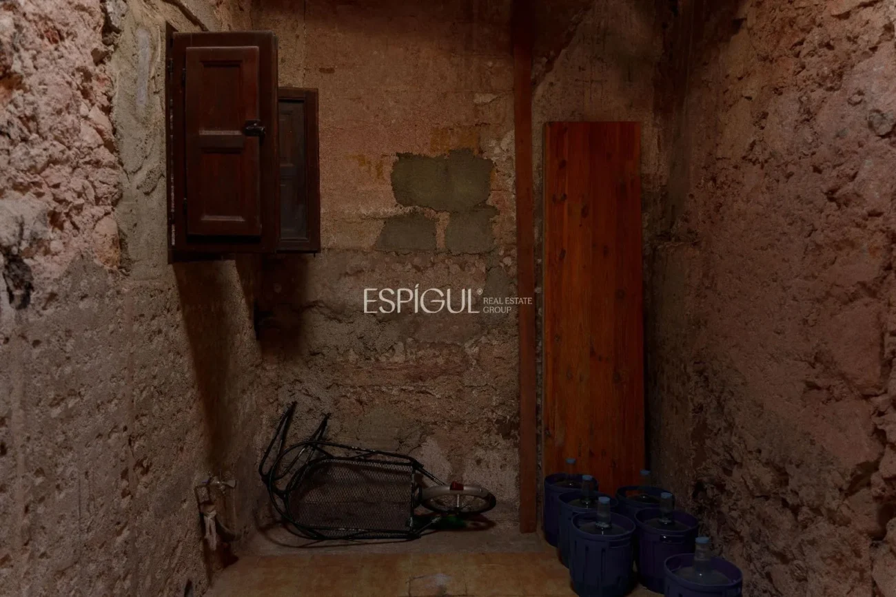 Studio apartment in Sant Daniel in need of renovation