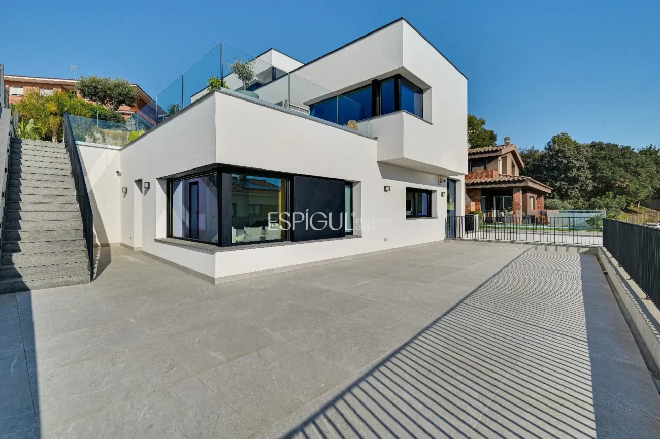 Exclusiva casa con vistas al mar y piscina privada en Santa Susanna