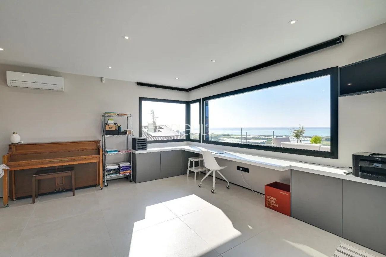 Exclusiva casa con vistas al mar y piscina privada en Santa Susanna