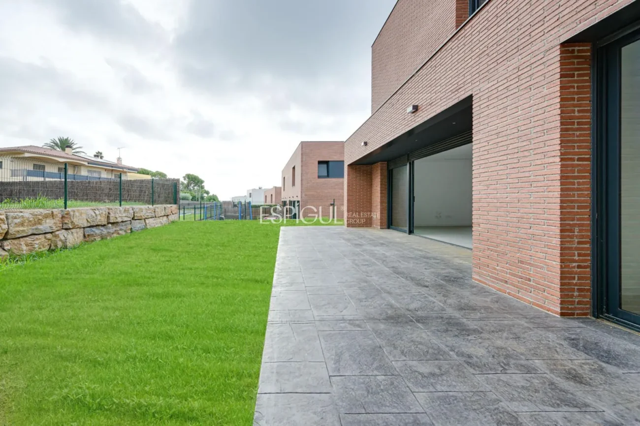 Exclusiva casa unifamiliar d’obra nova a la urbanització Can Quirze, Mataró