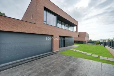 Exclusiva casa unifamiliar d’obra nova a la urbanització Can Quirze, Mataró