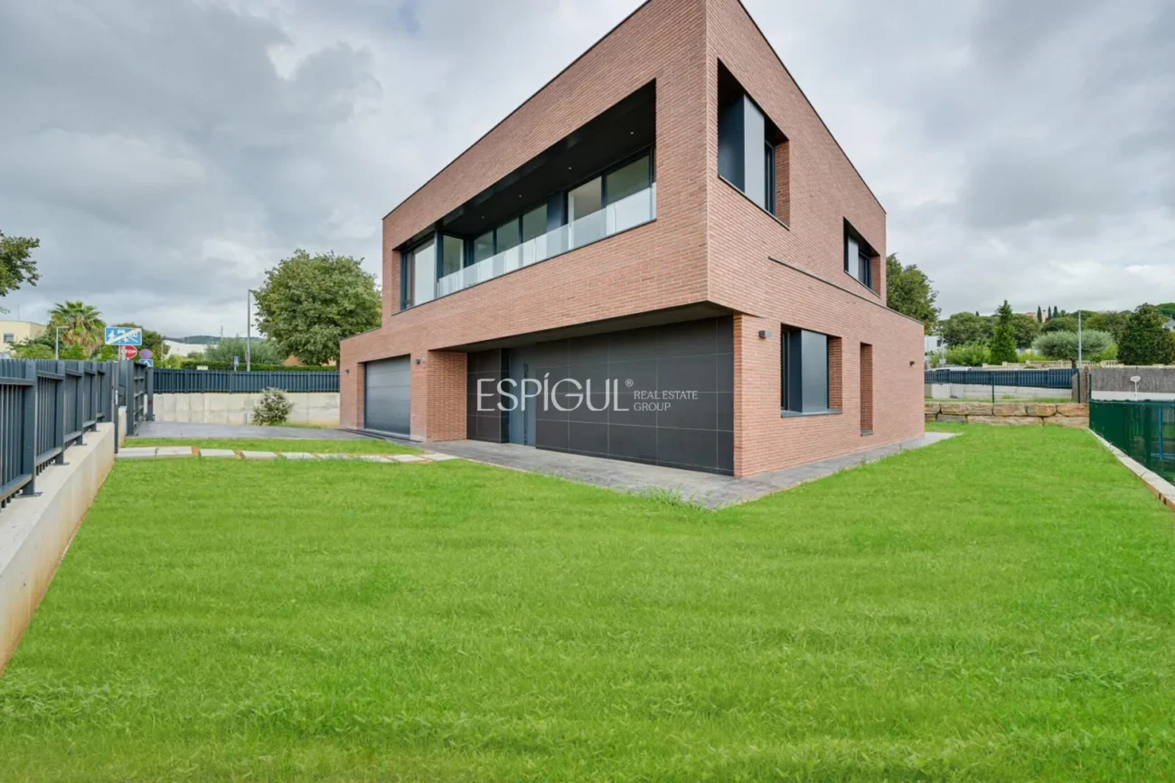 Exclusiva casa unifamiliar d’obra nova a la urbanització Can Quirze, Mataró