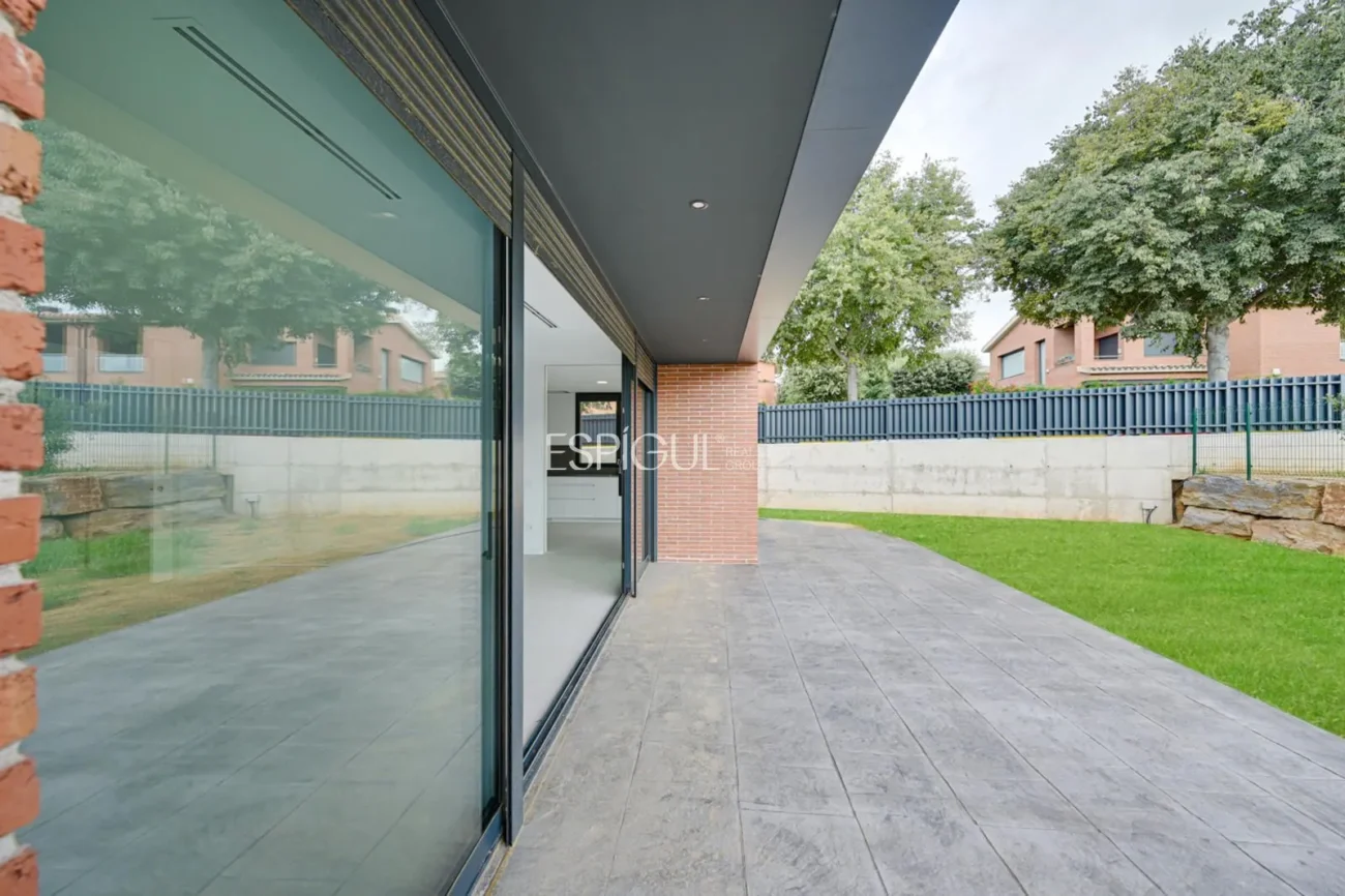 Exclusiva casa unifamiliar d’obra nova a la urbanització Can Quirze, Mataró