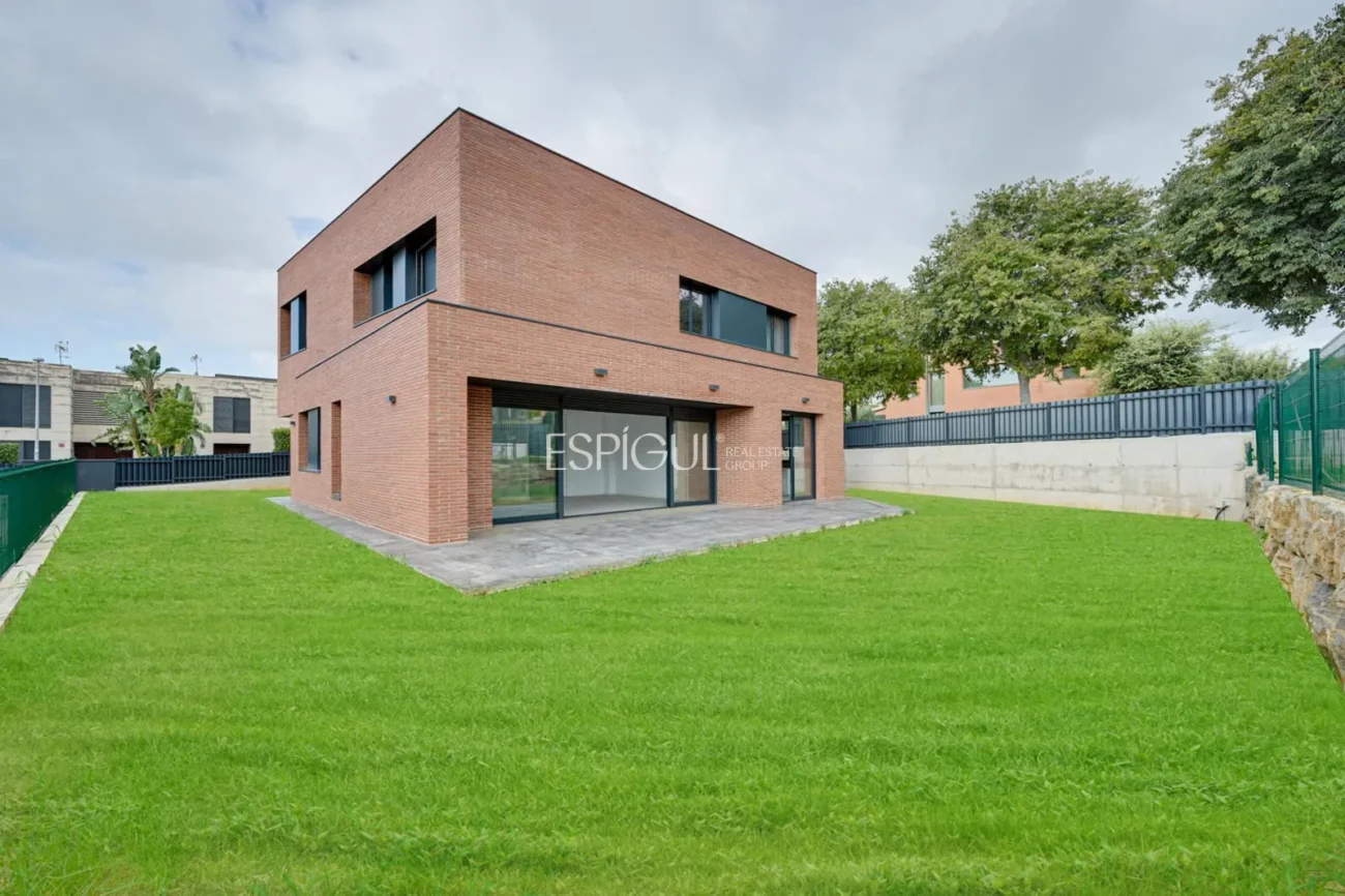 Exclusiva casa unifamiliar d’obra nova a la urbanització Can Quirze, Mataró