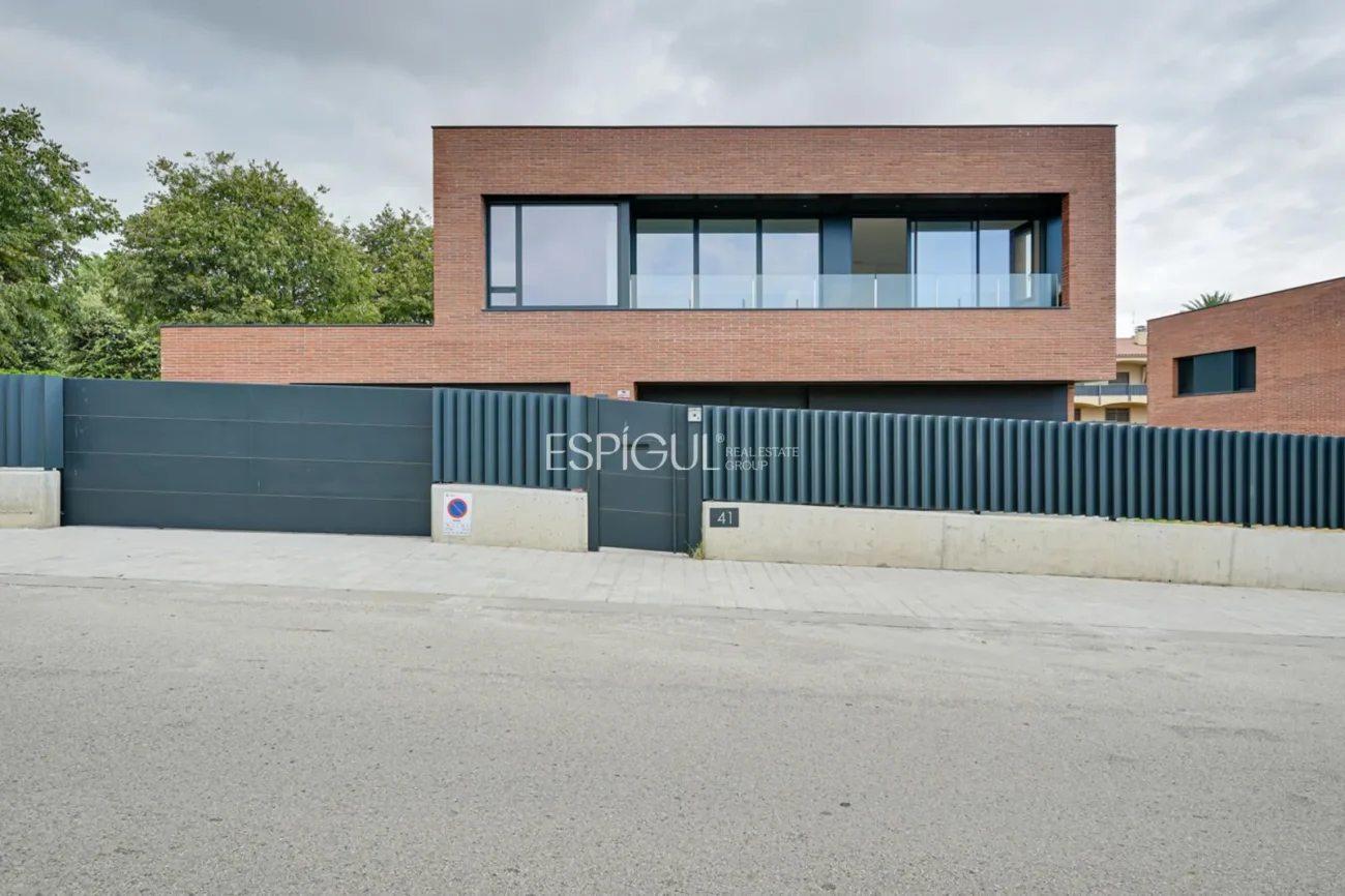 Exclusiva casa unifamiliar d’obra nova a la urbanització Can Quirze, Mataró