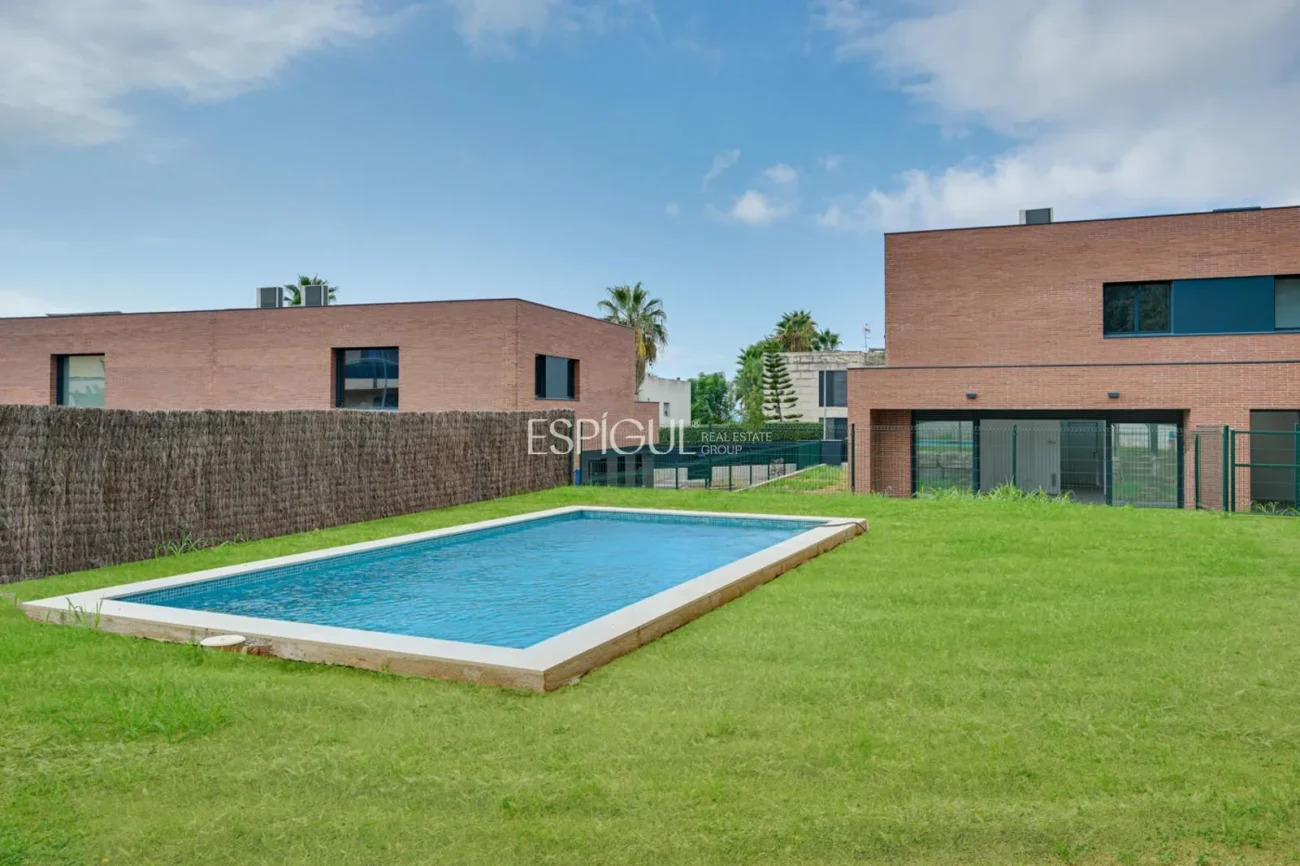 Exclusiva casa unifamiliar d’obra nova a la urbanització Can Quirze, Mataró