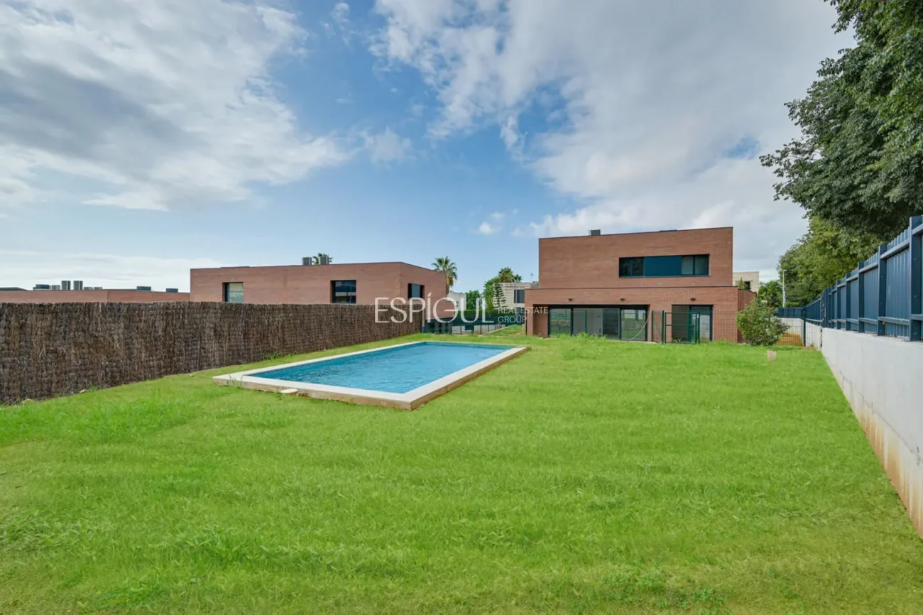 Exclusiva casa unifamiliar d’obra nova a la urbanització Can Quirze, Mataró
