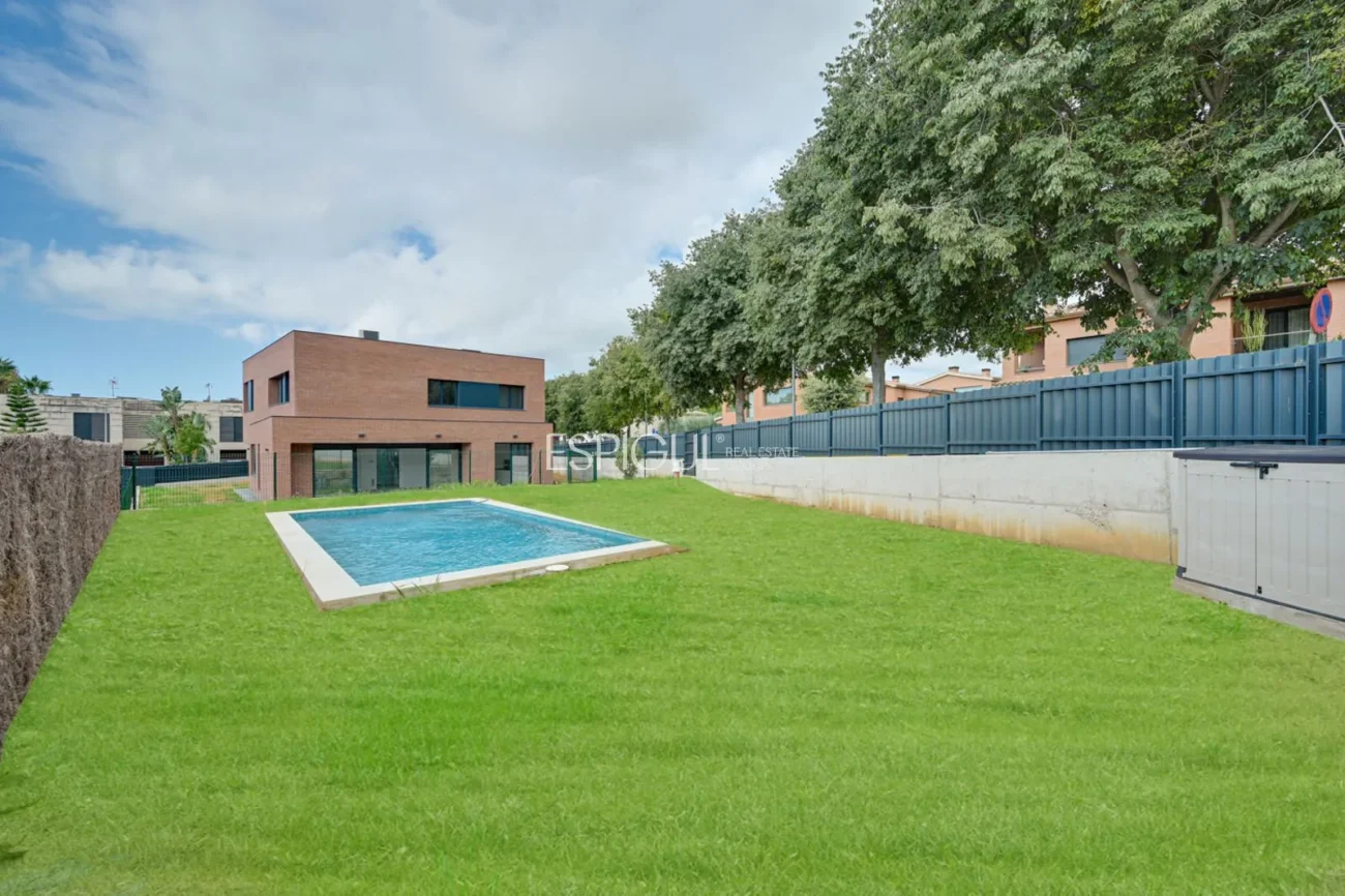Exclusiva casa unifamiliar d’obra nova a la urbanització Can Quirze, Mataró