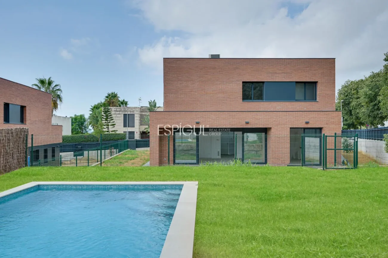 Exclusiva casa unifamiliar d’obra nova a la urbanització Can Quirze, Mataró