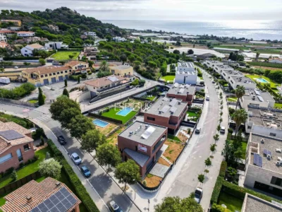 Exclusiva casa unifamiliar d’obra nova a la urbanització Can Quirze, Mataró